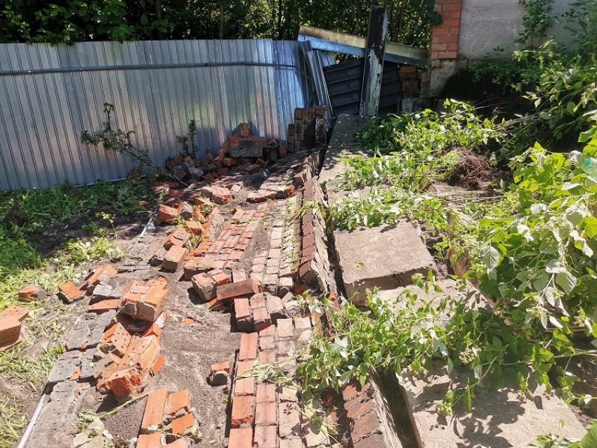 Ливень снес кирпичную стену во дворе частного дома в Воронеже 