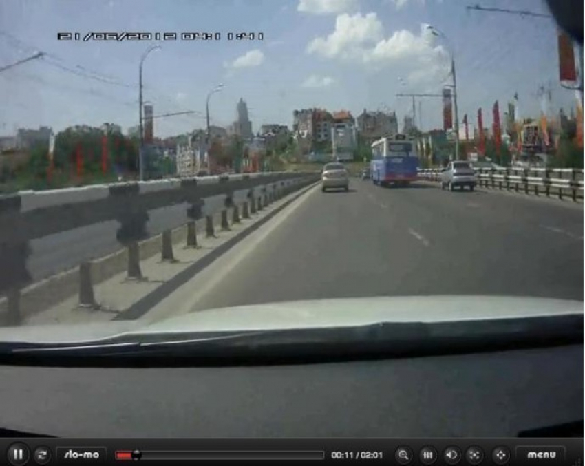В Сети появилось видео аварии возле Чернавского моста, в результате которой погибла девушка