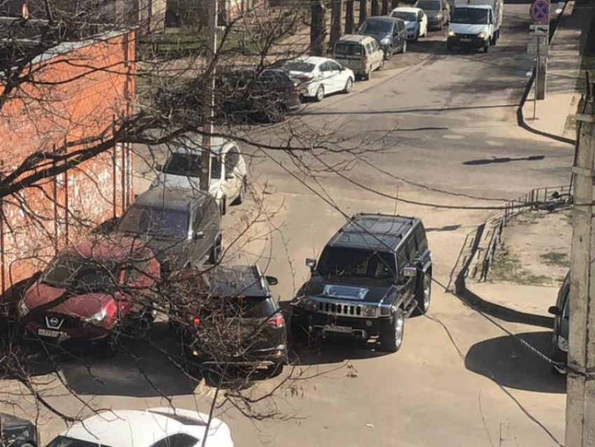 Воронежские автомобилисты оценили парковки во дворах на 3,2 балла