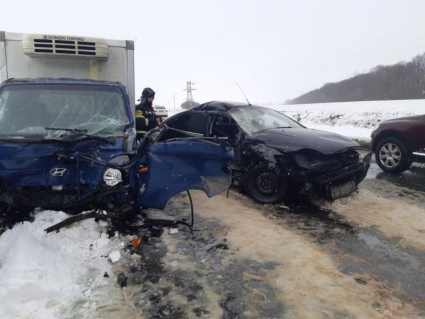 Два человека пострадали в лобовом столкновении под Воронежем