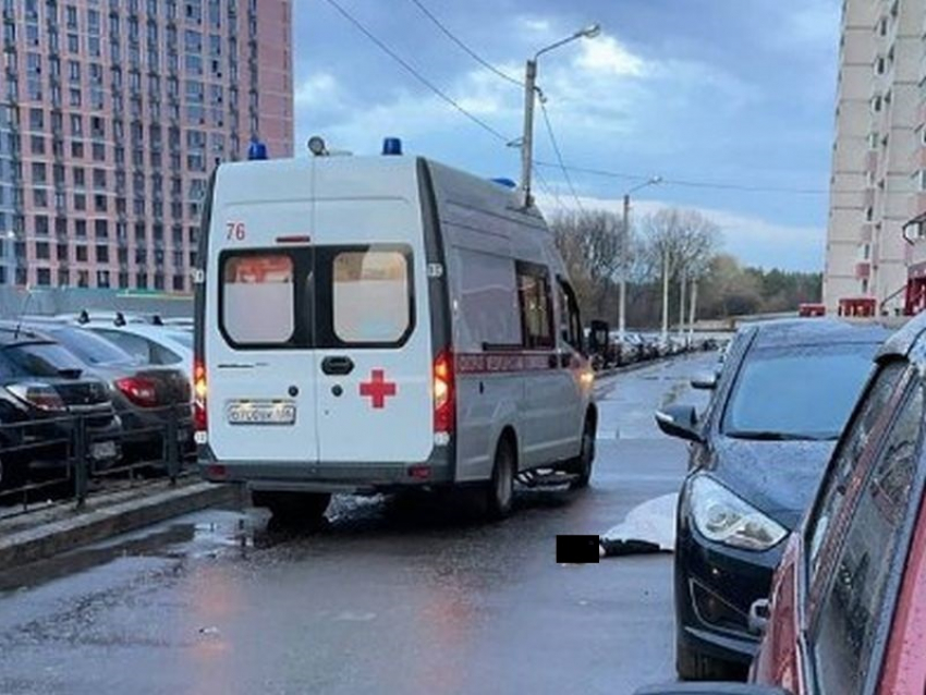 Воронеж упал мужчина. Олимпийский бульвар 17 Воронеж. Парень сбросился с 17 этажа.