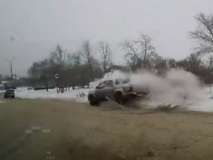 Неудачный дрифт мощного Volkswagen сняли на дороге в Воронеже 