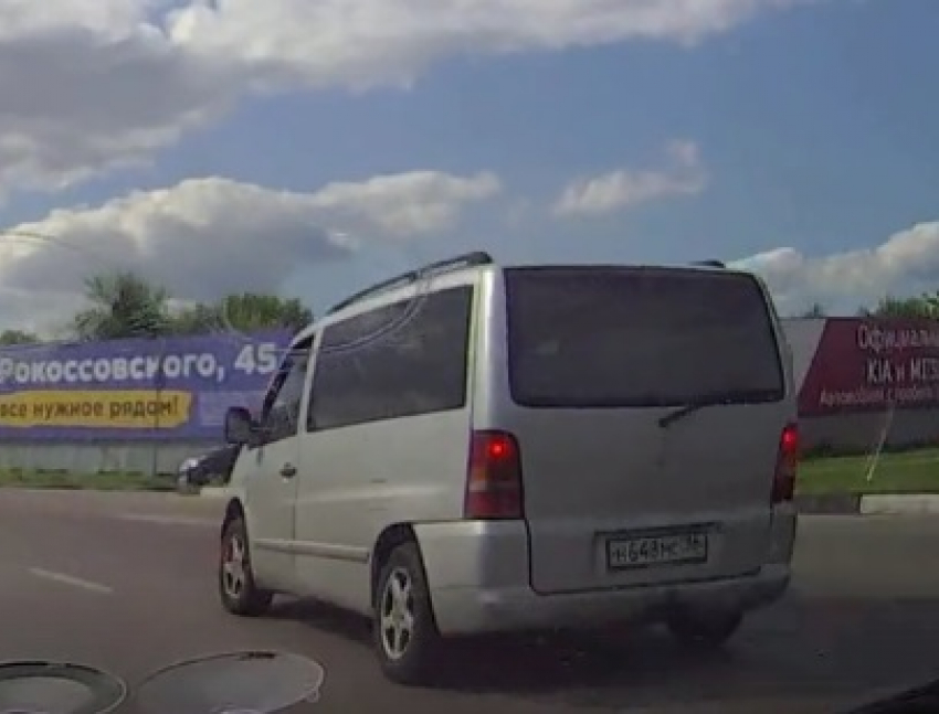На видео попало, как водитель удирает с места ДТП в Воронеже