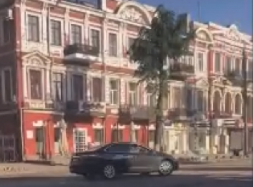 Нелепый дрифт иномарки на закрытом проспекте с исторической брусчаткой сняли в Воронеже