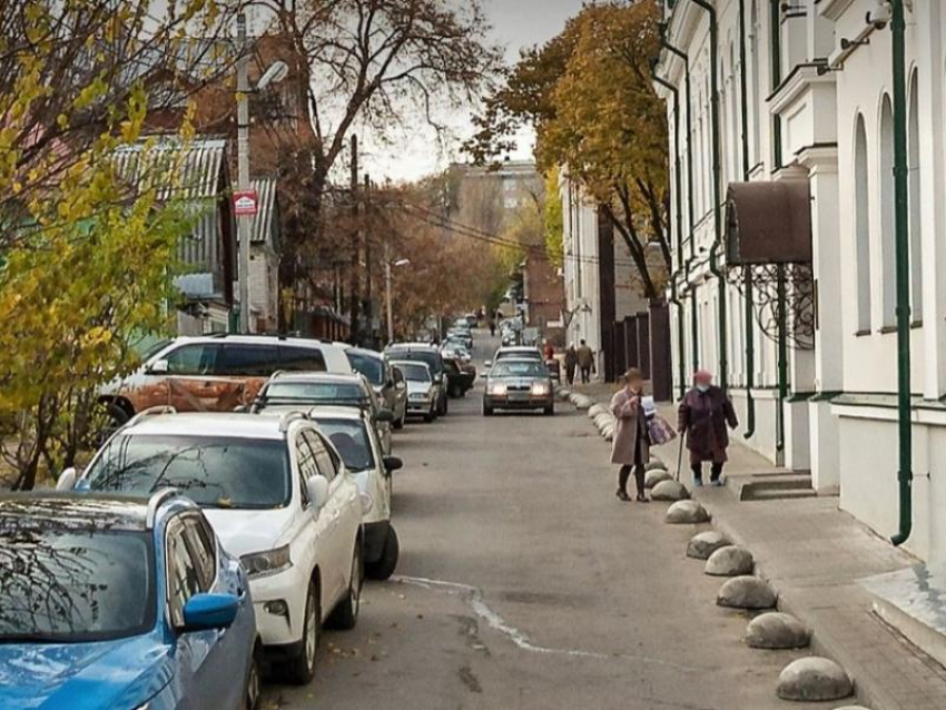 Парковку машин запретили на двух улицах в центре Воронежа