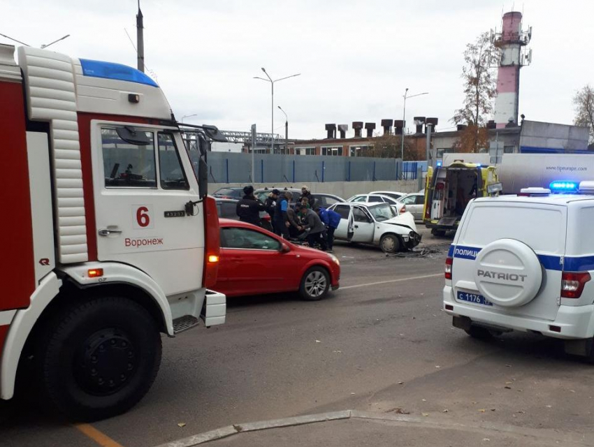 В Воронеже водитель протаранил две машины и сбежал с места ДТП