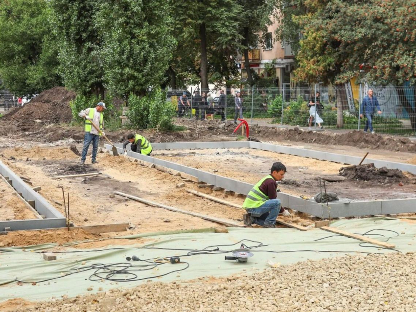 Мэр проинспектировал воронежскую улицу, откуда прилетали «плохие новости»