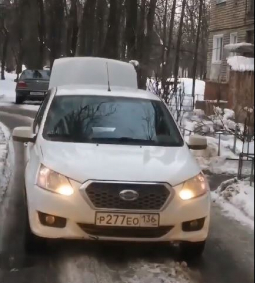 Смелая парковка автомобиля вывела из себя толпу соседей в Воронеже