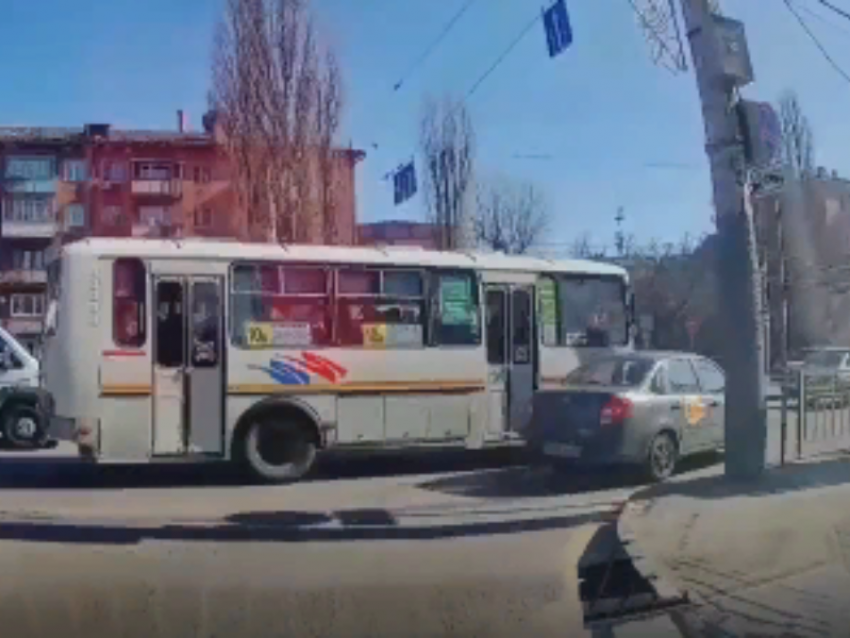 Слепой поворот таксиста испугал маршрутчика и попал на видео в Воронеже 