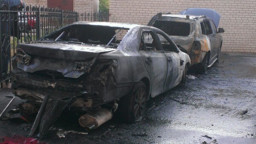 Две иномарки сгорели ночью в Воронеже