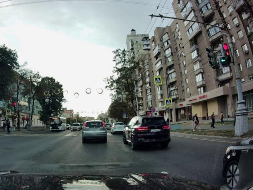 Три нетерпеливых автомобилиста «прокрались» на красный и попали на видео в Воронеже