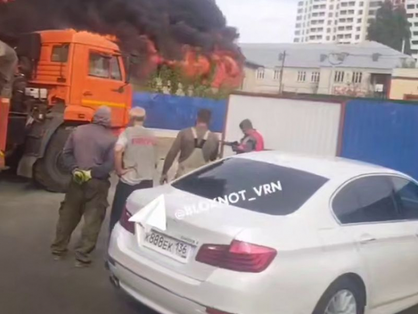 Опубликовано видео мощнейшего пожара на складе стройматериалов в Воронеже