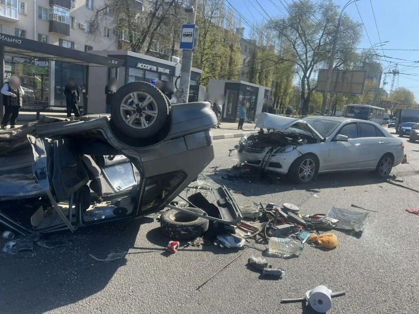 Четыре человека пострадало при жестком столкновении в Воронеже