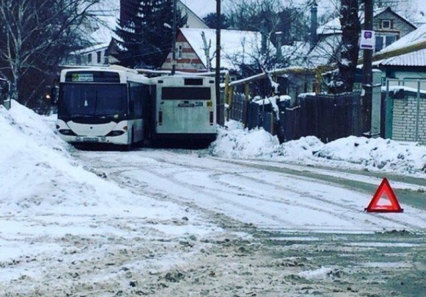 В воронежском микрорайоне Сомово столкнулись два 90-х автобуса