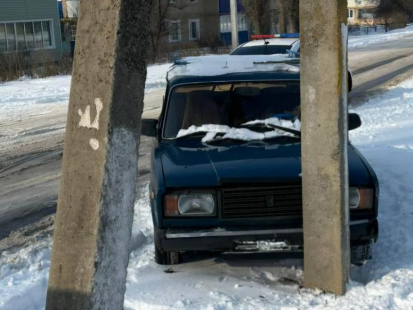 Пенсионер погиб при столкновении со столбом в Воронежской области