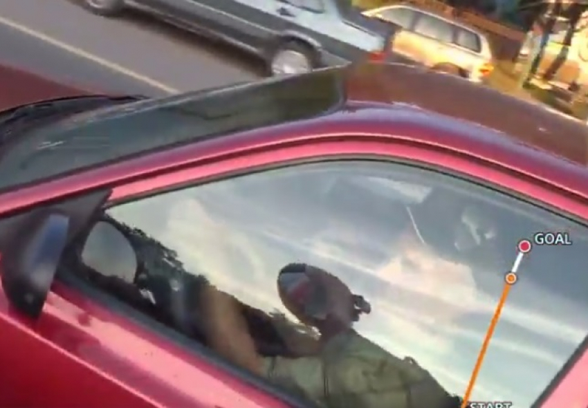 На видео попало, как мотоциклист бьет по машине с пенсионерами в Воронеже 
