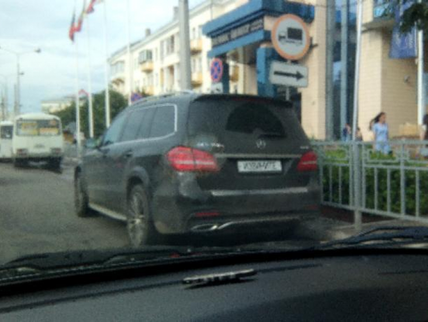 Мажор на Mercedes спрятал номера под культурной надписью в Воронеже