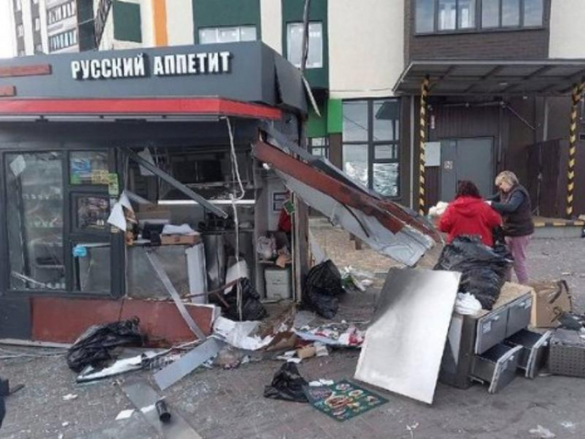 Уходивший от погони Hyundai снес «Русский аппетит» с продавцом в Воронеже 