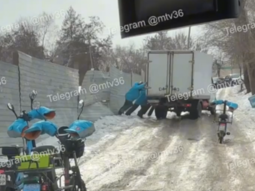 Курьеры вытолкали газель из ледяного плена в Воронеже 