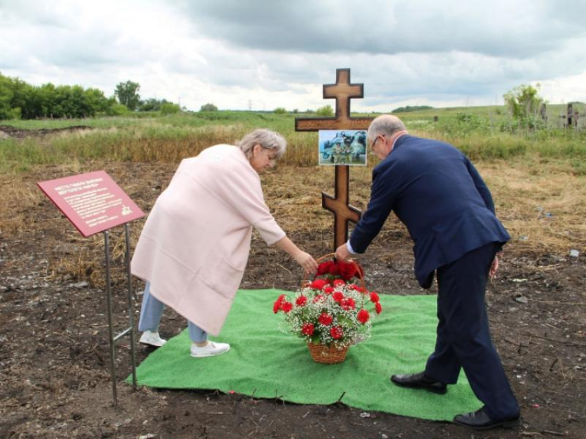 В Воронежской области на месте гибели летчиков во время мятежа установили Поклонный крест 