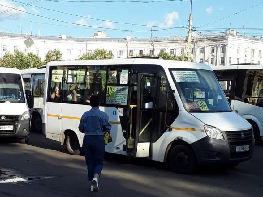 С маршрутчиков начали брать деньги за остановку у вокзала в Воронеже