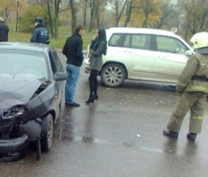 В Воронеже столкнулись три машины: 29-летний водитель «ВАЗа» погиб на месте 