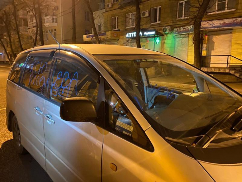 В центре Воронежа массово поиздевались над припаркованными машинами