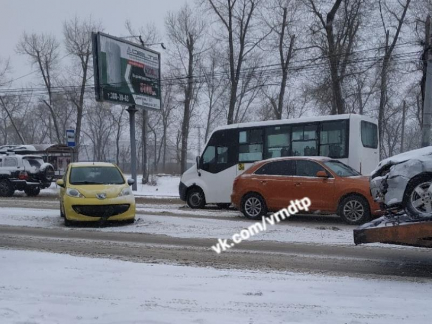 Аварии захлестнули Воронеж во время снегопада 