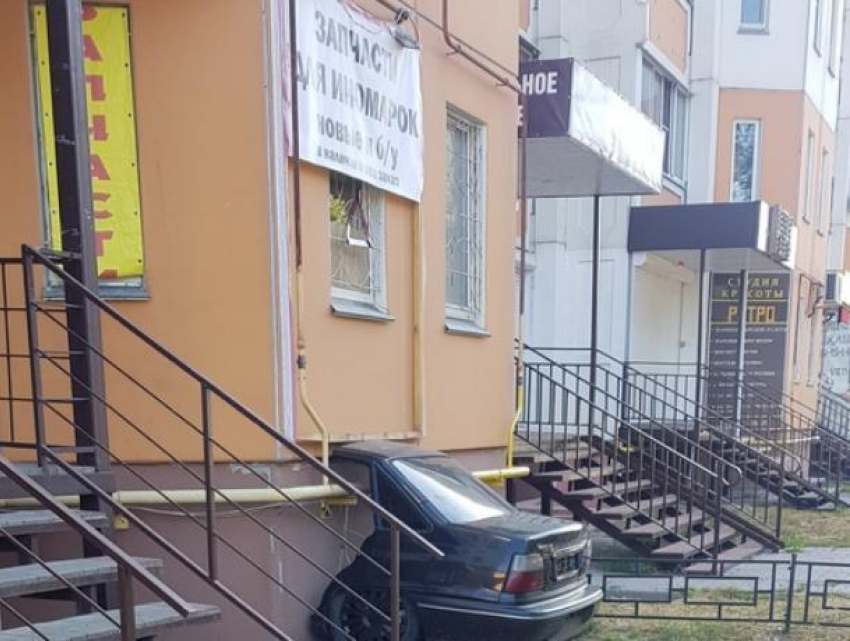 Волшебную парковку половины автомобиля сфотографировали на улице Воронежа