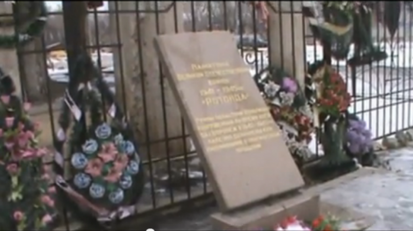 В Воронеже вандалы повредили мемориальную плиту у памятника «Ротонда»? (ФОТО)
