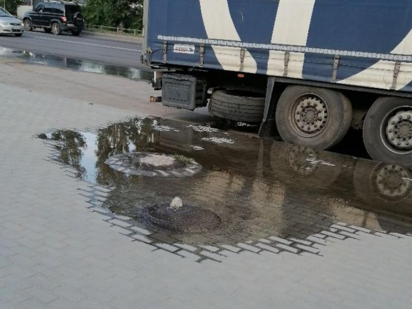 «Из земли бьет фонтан»: жителей воронежского микрорайона ВАИ на день оставили без воды