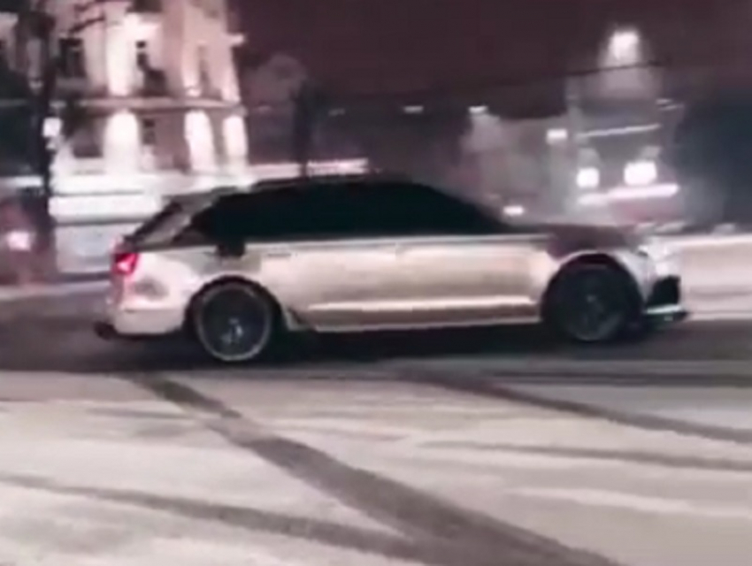 Мажор на 600-сильном Audi разорвал кольцо в Воронеже 