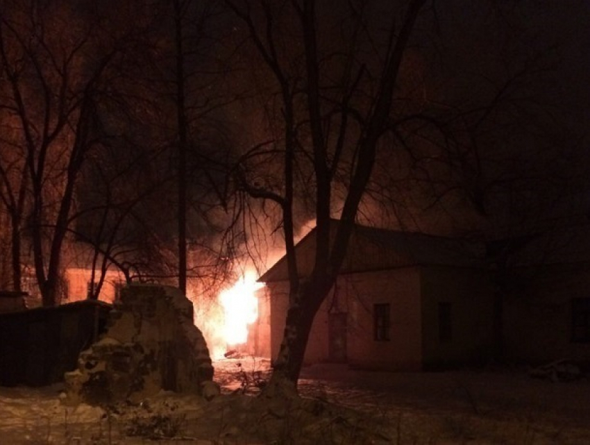 В заброшенном здании на воронежском Машмете сгорели два человека 
