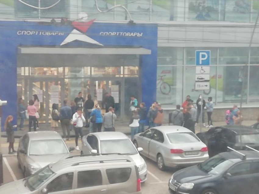 Массовое наплевательство на самоизоляцию запечатлели у магазина в Воронеже