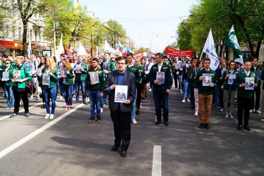 На первомайской демонстрации в Воронеже прошел аналог «Бессмертного полка»