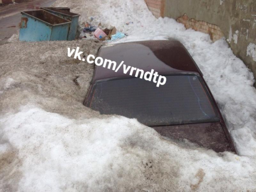 Растаявший снег нещадно «обнажил» машину в Воронеже 
