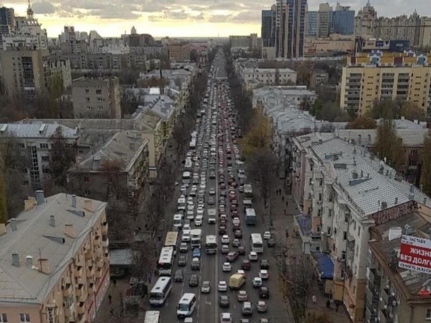 Как люди развлекаются в гигантских пробках в Воронеже