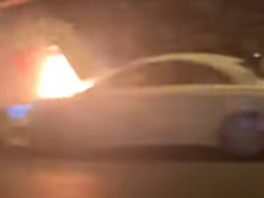 Охваченный огнем Mercedes сняли на видео на воронежской окружной