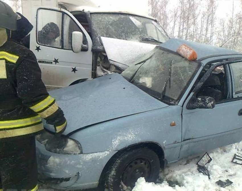 Под Воронежем таксист врезался в «Газель»: водитель скончался