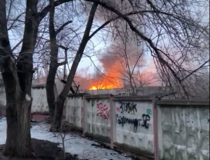 Опубликовано видео полыхающей заброшки в Воронеже 