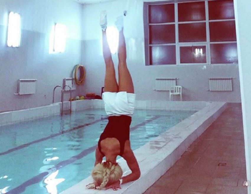 Стоящую на голове секси блондинку сняли у бассейна в Воронеже 