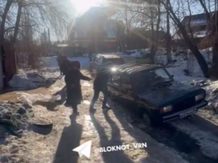 Толкали всем домом: коммунальное ЧП превратило воронежский двор в ледяную ловушку