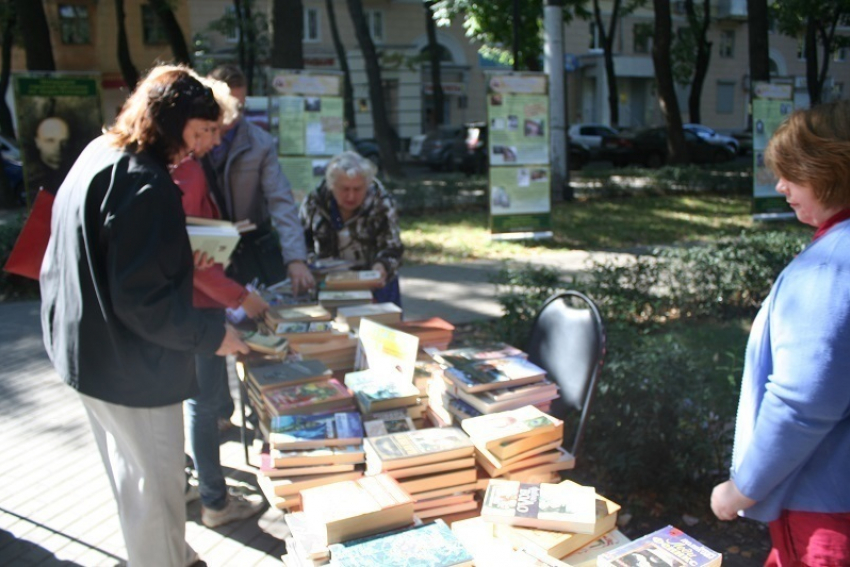 День города в Воронеже: книжным флешмобом заинтересовались любители литературы