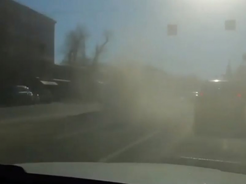 Пылевая буря на воронежской дороге попала на видео