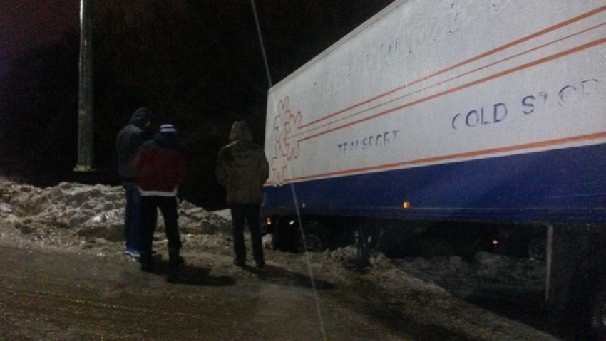 В Воронежской области на скользкой дороге фура вылетела в кювет