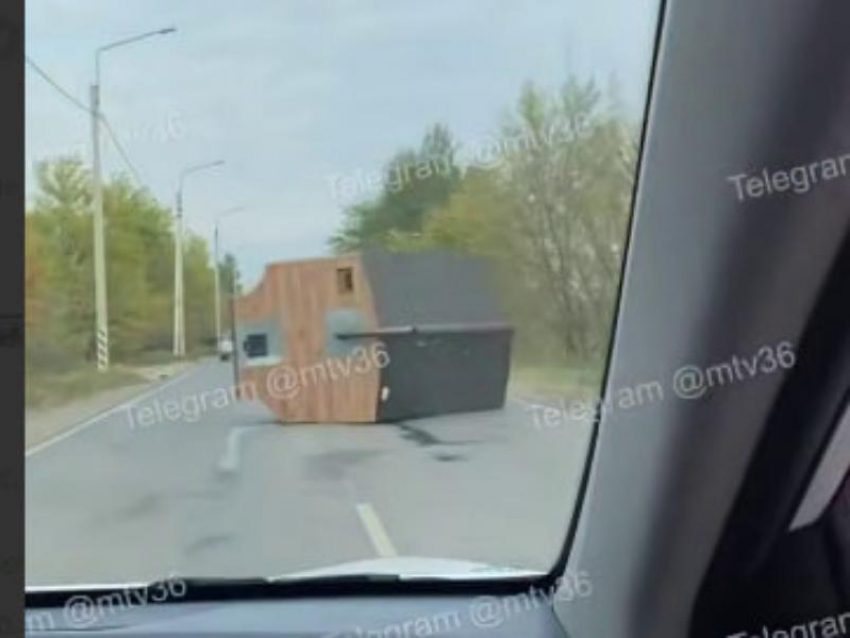 Три человека пострадали в ДТП с баней в Воронежской области