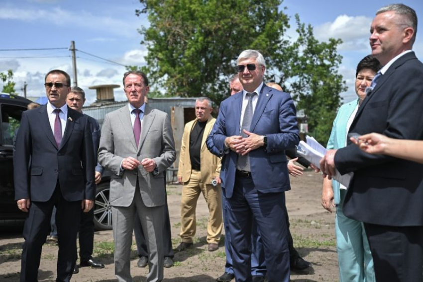 Воронежский губернатор и вице-спикер ГД ознакомились с будущим медкорпусом в Россошанском районе