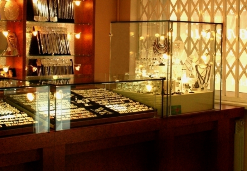 Воронежские полицейские раскрыли дерзкое нападение на ювелирный магазин