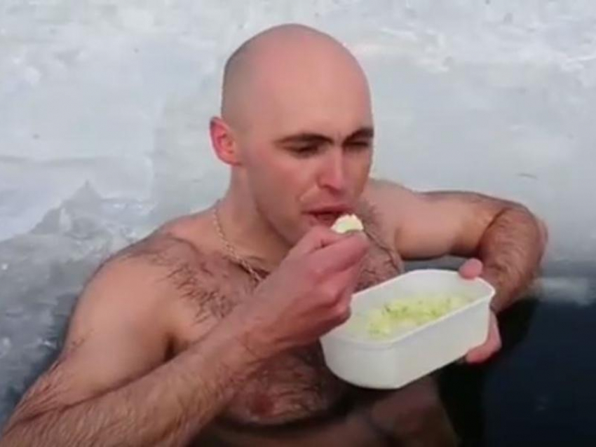 Воронежец поел мороженого, сидя в ледяной проруби