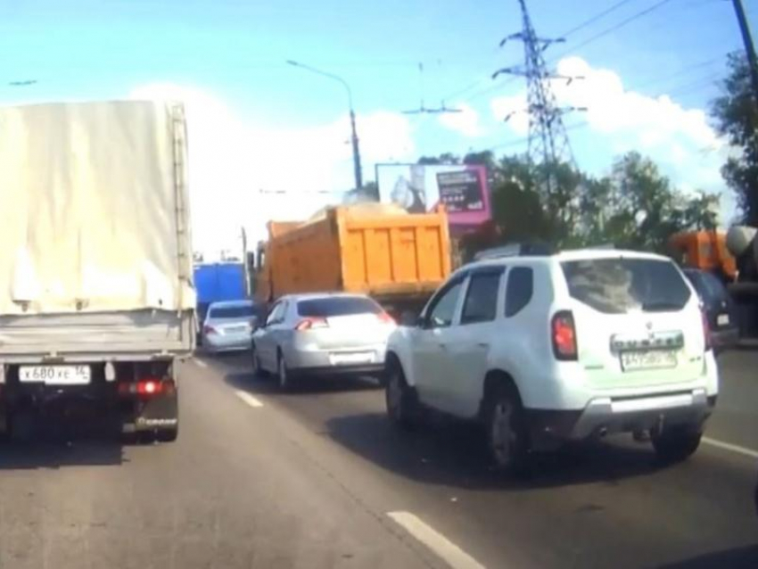 Момент жуткого тарана грузовика семи машин попал на камеру регистратора в Воронеже